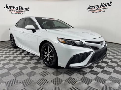 Used 2024 Toyota Camry SE FWD image 5