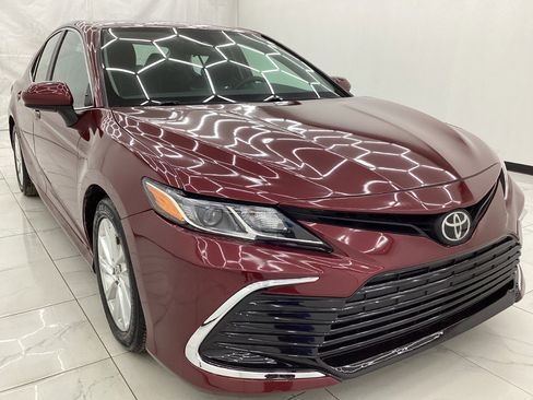 Used 2021 Toyota Camry LE image 3