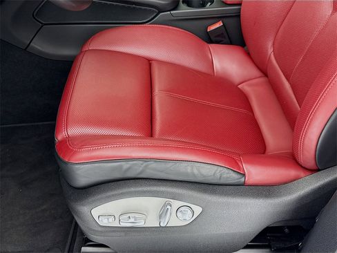 Certified 2025 Porsche Macan image 13