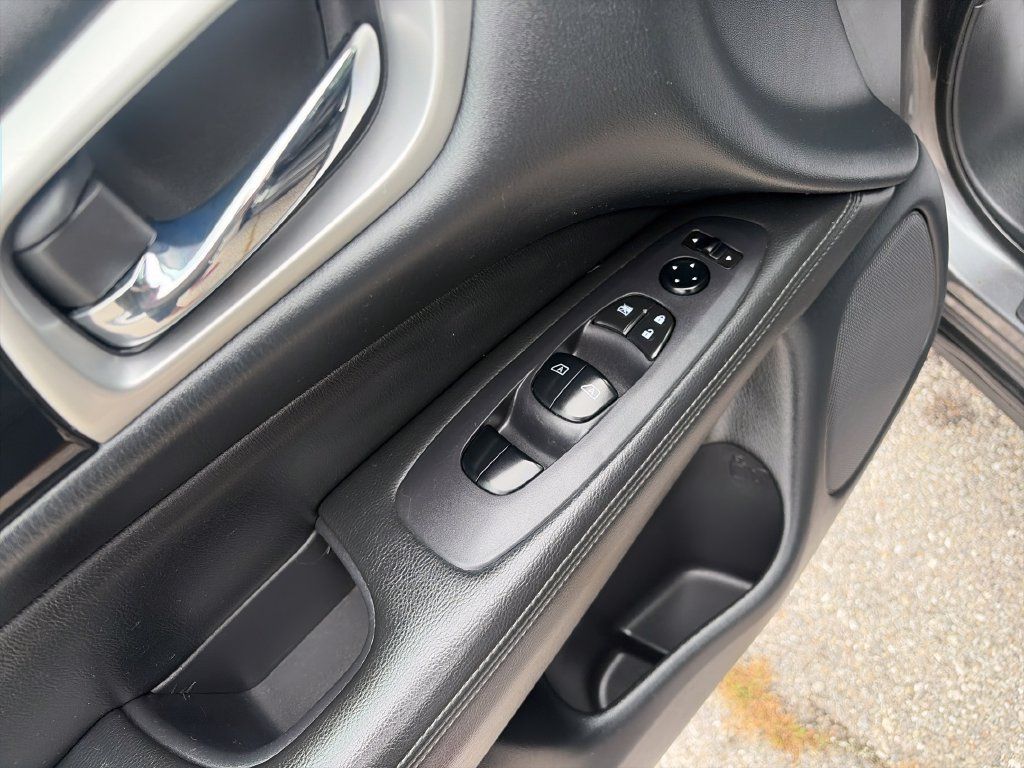 Used 2020 Nissan Pathfinder SV AWD/4WD image 12