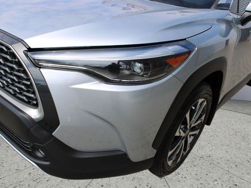 Used 2022 Toyota Corolla Cross XLE w/ Convenience Package FWD image 10
