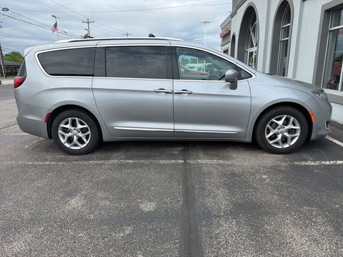 Used 2018 Chrysler Pacifica Touring-L Plus FWD image 2