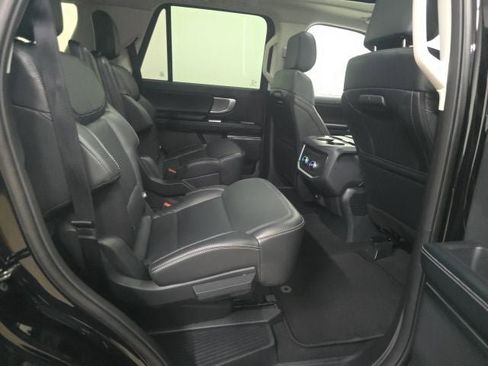 Used 2025 Ford Expedition Platinum AWD/4WD image 7