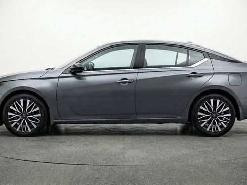 Used 2025 Nissan Altima 2.5 SV image 5