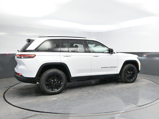 Used 2024 Jeep Grand Cherokee Altitude AWD/4WD image 2