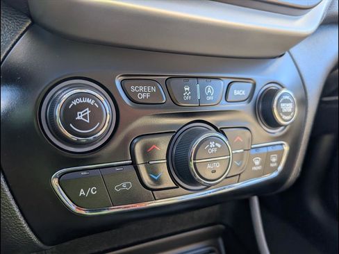 Used 2017 Jeep Cherokee Limited image 15