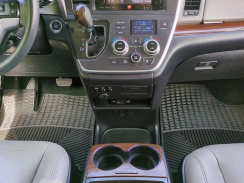 Used 2017 Toyota Sienna Limited Premium FWD image 19