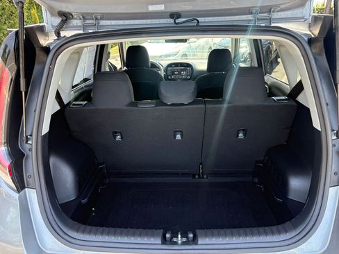 Used 2025 Kia Soul LX w/ LX Technology Package FWD image 29