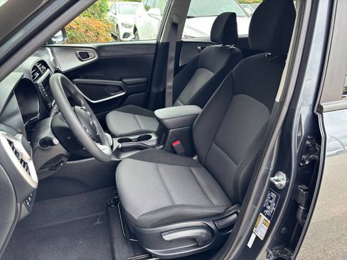 Used 2025 Kia Soul LX w/ LX Technology Package FWD image 34