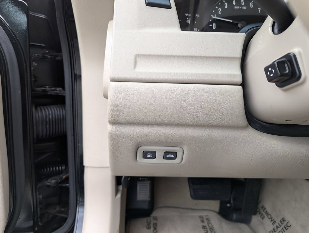 Used 2006 Cadillac XLR RWD image 15