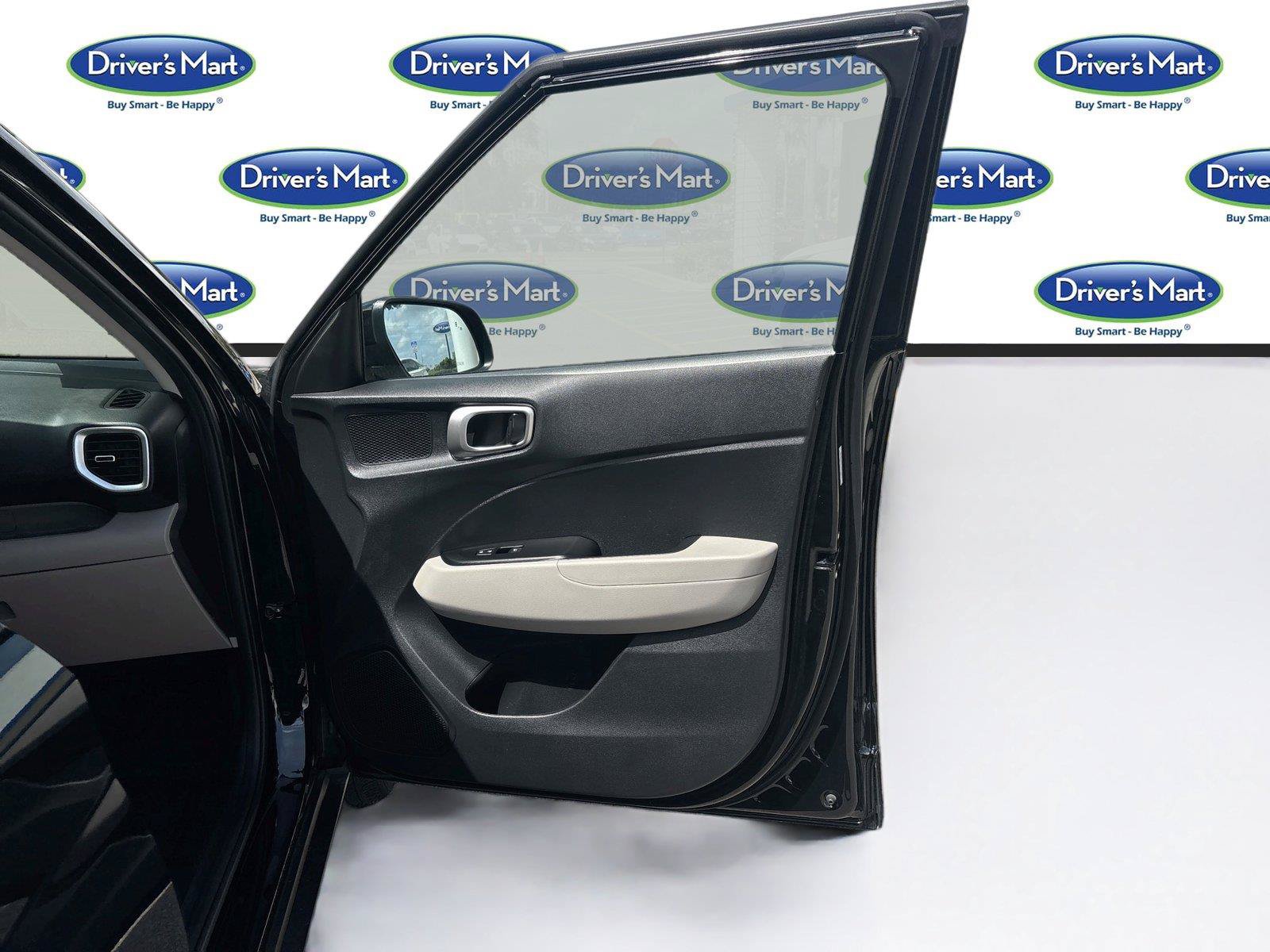 Used 2025 Hyundai Venue SEL FWD image 28