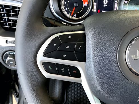 Used 2022 Jeep Cherokee Latitude AWD/4WD image 10