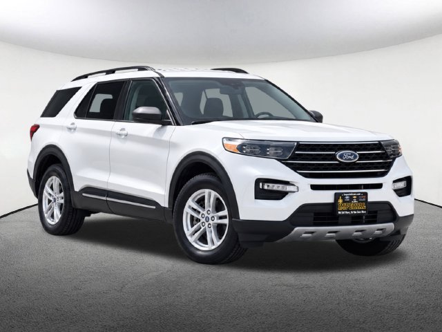 Used 2022 Ford Explorer XLT w/ Equipment Group 202A AWD/4WD image 2