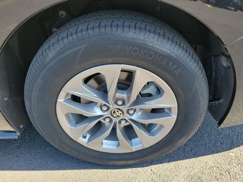 Used 2021 Toyota Sienna XLE image 32