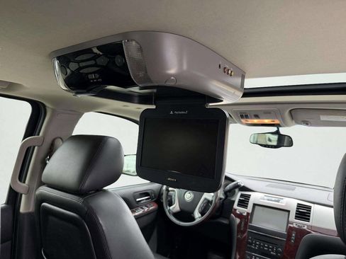 Used 2011 Cadillac Escalade Luxury image 21