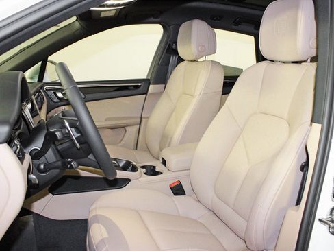 Used 2025 Porsche Macan image 5