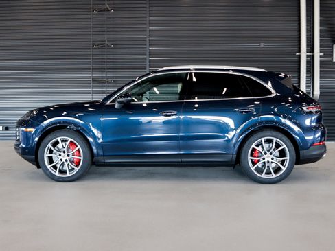 Used 2025 Porsche Cayenne S image 2