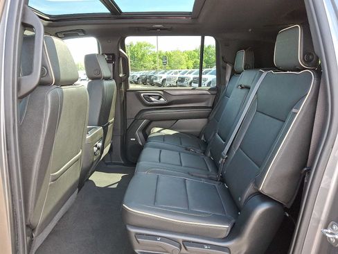Used 2021 GMC Yukon XL SLT w/ SLT Premium Package AWD/4WD image 10