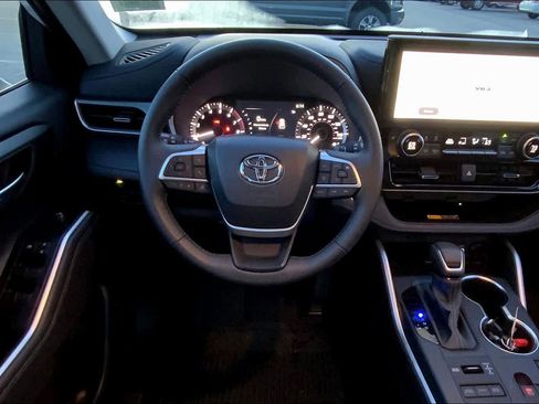 Used 2026 Toyota Highlander XLE image 6