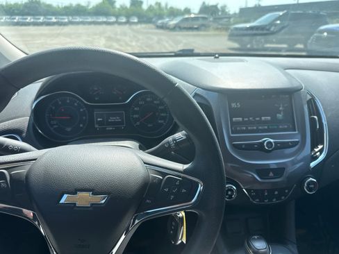 Used 2017 Chevrolet Cruze LT FWD image 18