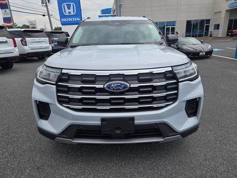 Used 2025 Ford Explorer Active AWD/4WD image 2