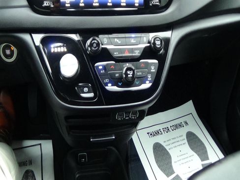 Certified 2025 Chrysler Pacifica Select image 24