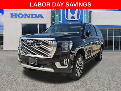 Used 2021 GMC Yukon XL Denali w/ Denali Premium Package AWD/4WD image 4