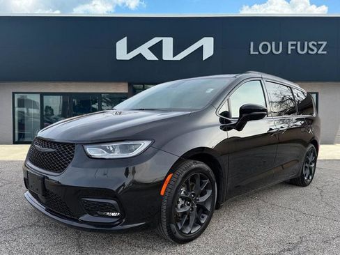 Used 2024 Chrysler Pacifica Limited w/ S Appearance Package image 1