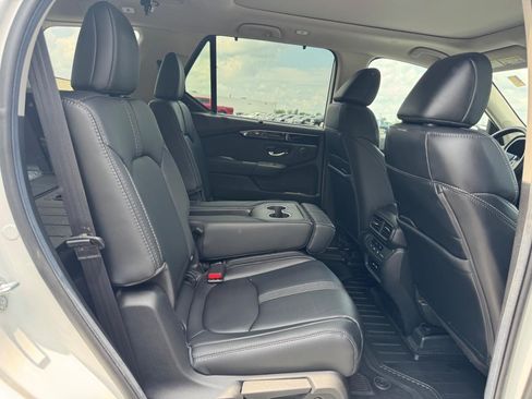 Certified 2025 Honda Pilot Touring image 11