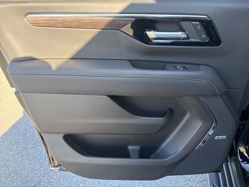 New 2026 Chevrolet Suburban Premier image 21