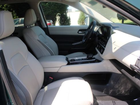 Used 2022 Nissan Pathfinder SL AWD/4WD image 9
