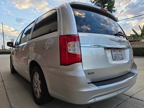 Used 2011 Chrysler Town & Country Touring image 21