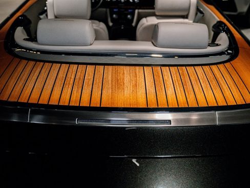 Used 2015 Rolls-Royce Phantom Drophead Coupe image 12