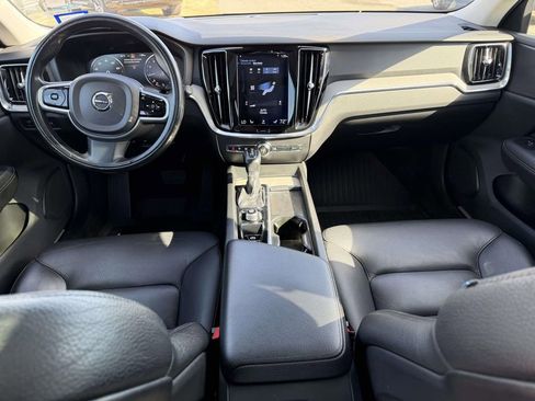 Used 2022 Volvo V60 T5 Cross Country image 2