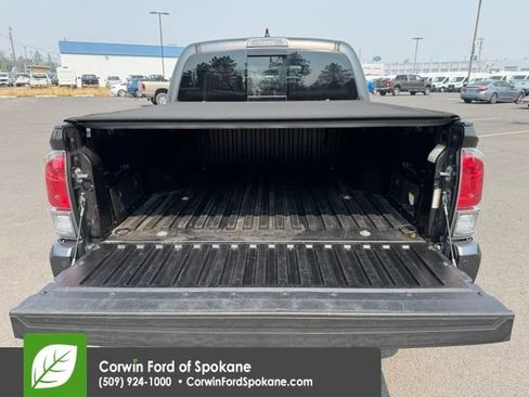 Used 2017 Toyota Tacoma Limited w/ Tow Package AWD/4WD image 18