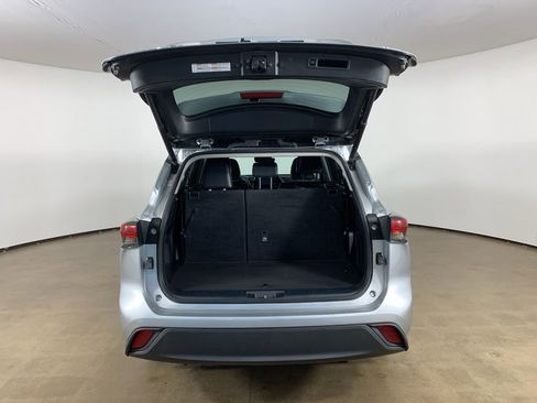 Used 2022 Toyota Highlander XLE AWD/4WD image 12