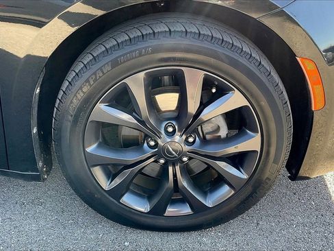 Used 2018 Chrysler Pacifica Limited w/ S Appearance Package image 5