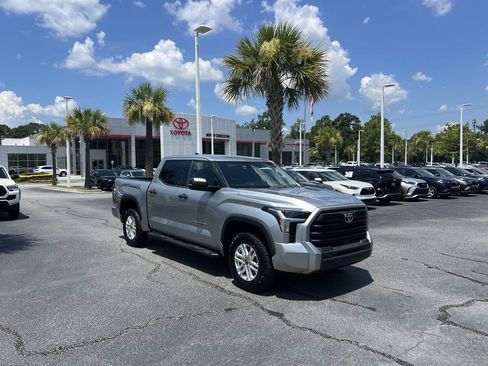 Used 2022 Toyota Tundra SR5 w/ SR5 Convenience Package AWD/4WD image 2