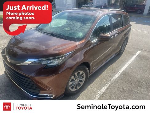 Used 2021 Toyota Sienna XLE FWD image 1