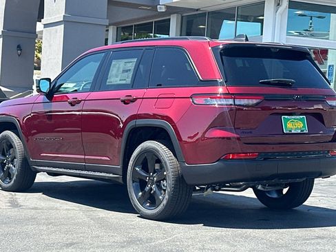 New 2025 Jeep Grand Cherokee Limited w/ Luxury Tech Group II image 30