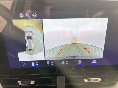 Used 2025 Chevrolet Equinox LT w/ Safety and Technology Package AWD/4WD image 19