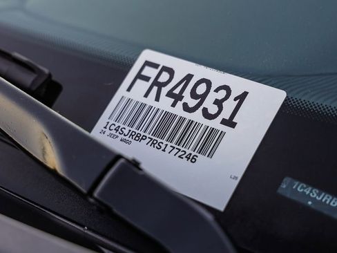 Certified 2024 Jeep Wagoneer L Series II w/ Flexible Seating Group image 29