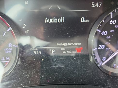 Used 2024 Toyota Highlander XLE FWD image 13