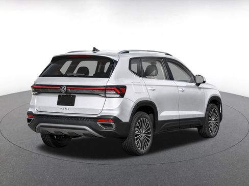 Used 2026 Volkswagen Taos SE AWD/4WD image 2
