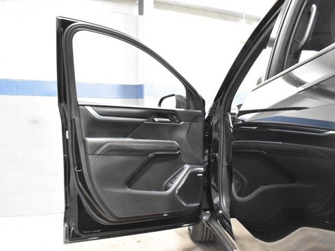 Used 2025 GMC Acadia Elevation image 11