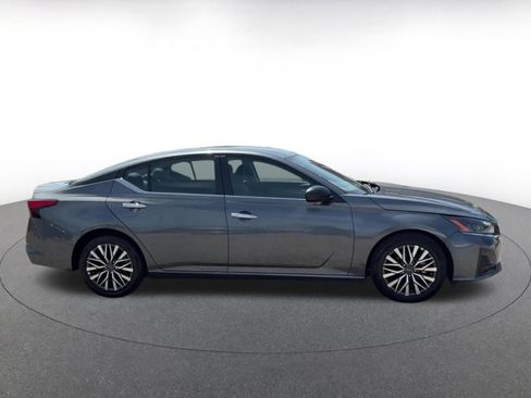 Used 2025 Nissan Altima 2.5 SV FWD image 13