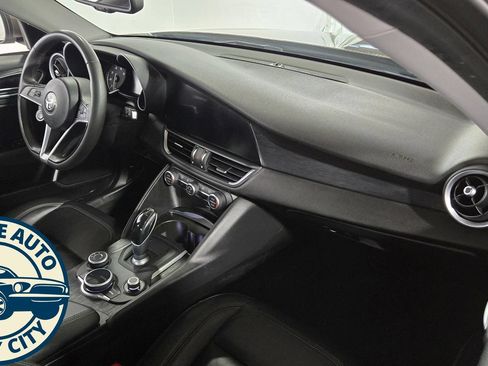 Used 2019 Alfa Romeo Giulia AWD image 38