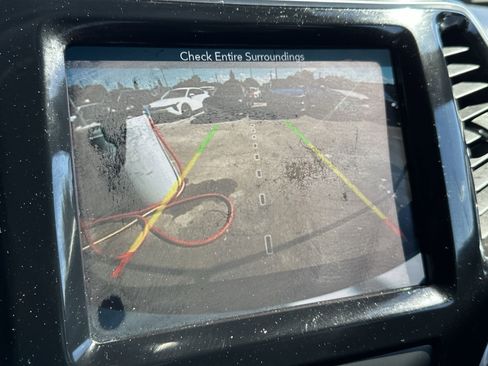 Used 2019 Jeep Cherokee Limited image 25