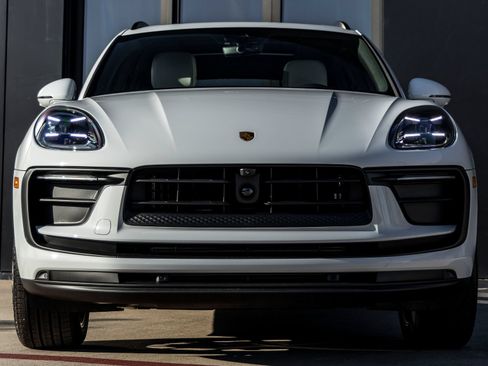 Certified 2026 Porsche Macan AWD/4WD image 8