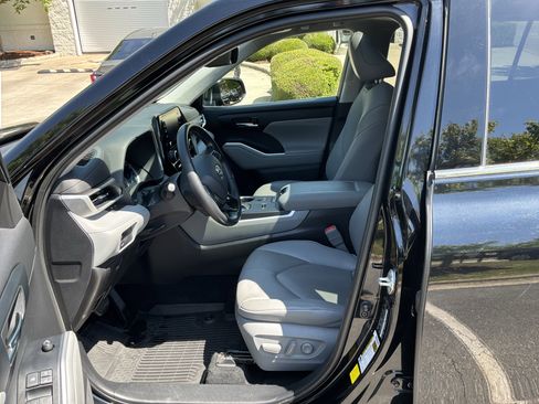 Used 2021 Toyota Highlander XLE FWD image 16